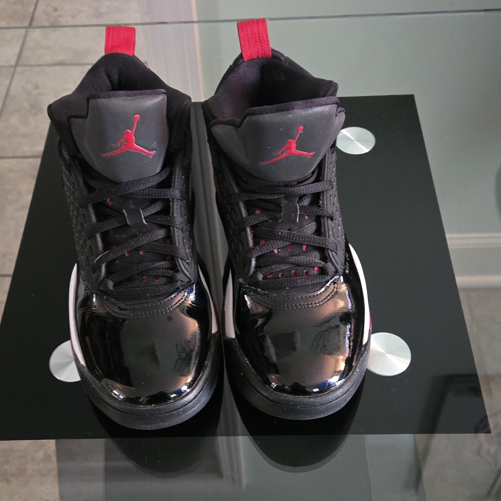 AIR Jordan Maxin 200 Black and Red Big Kids US 5.5y